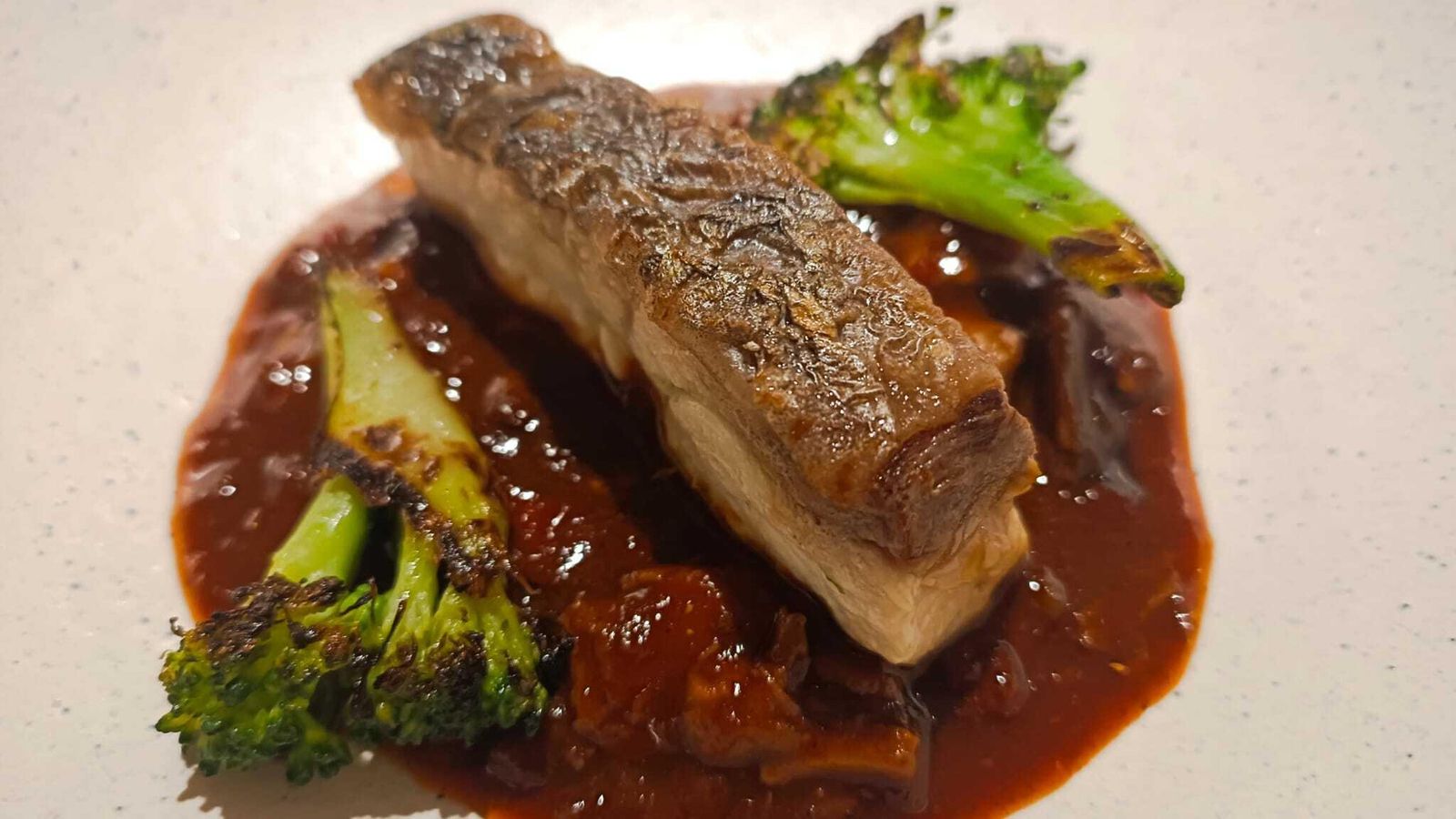 La corvina sobre menudo de sus interiores, extraordinario plato.