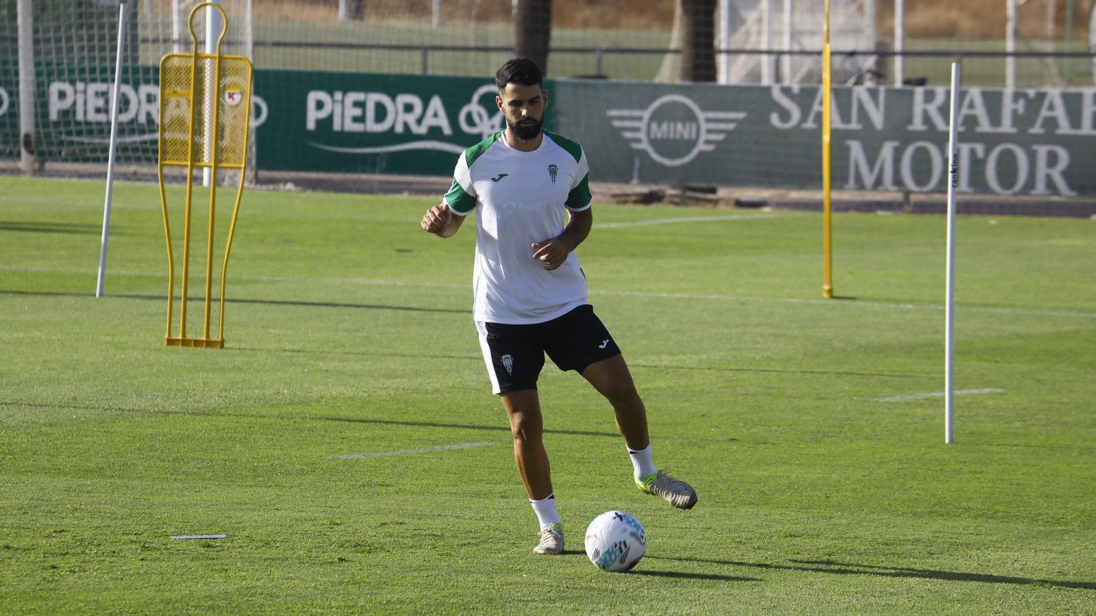 Xavi Sintes golpea el balón en un entrenamiento del Córdoba CF en la Ciudad Deportiva.