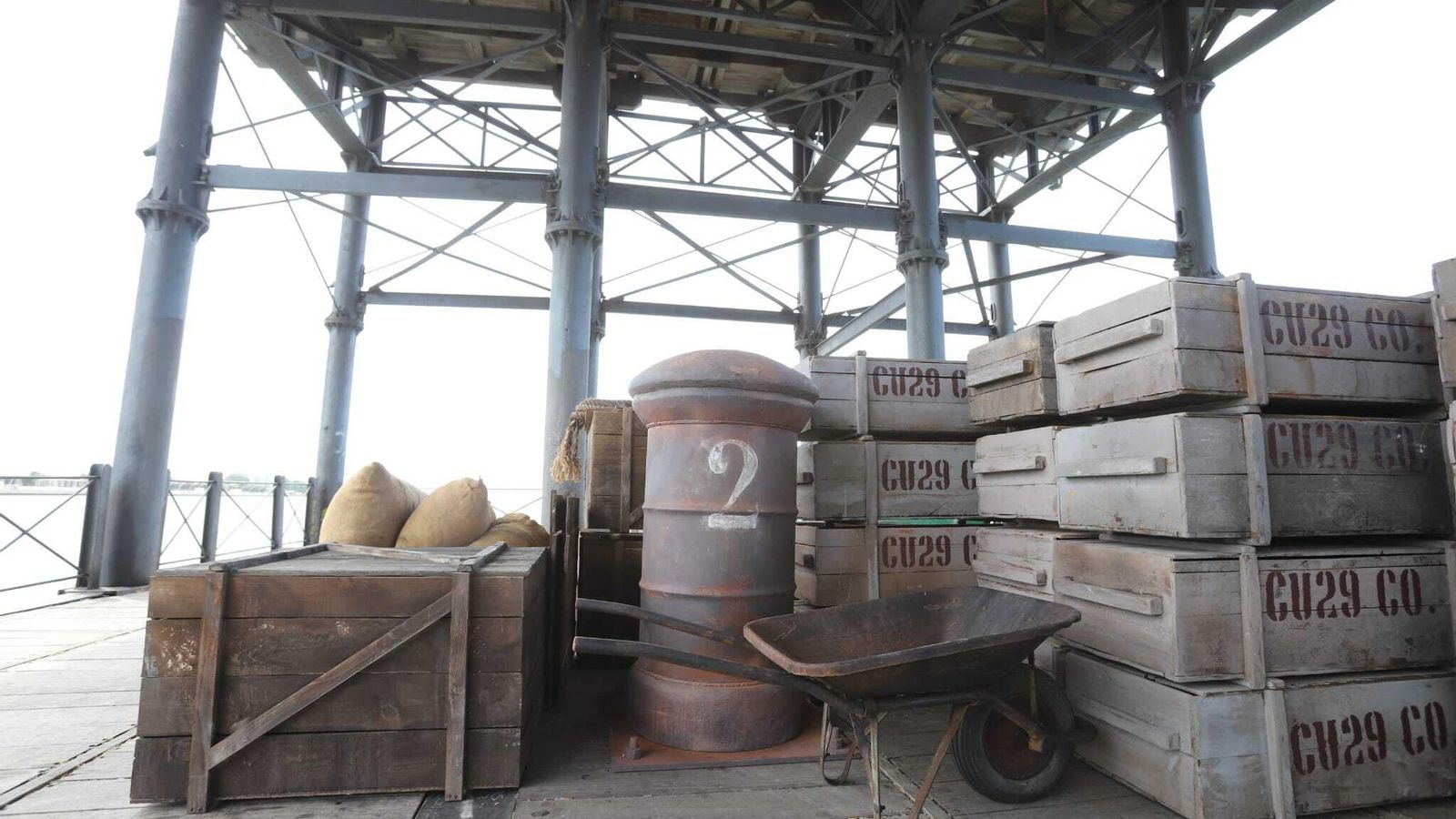 Preparativos para el rodaje de la serie en el Muelle de la Rio Tinto