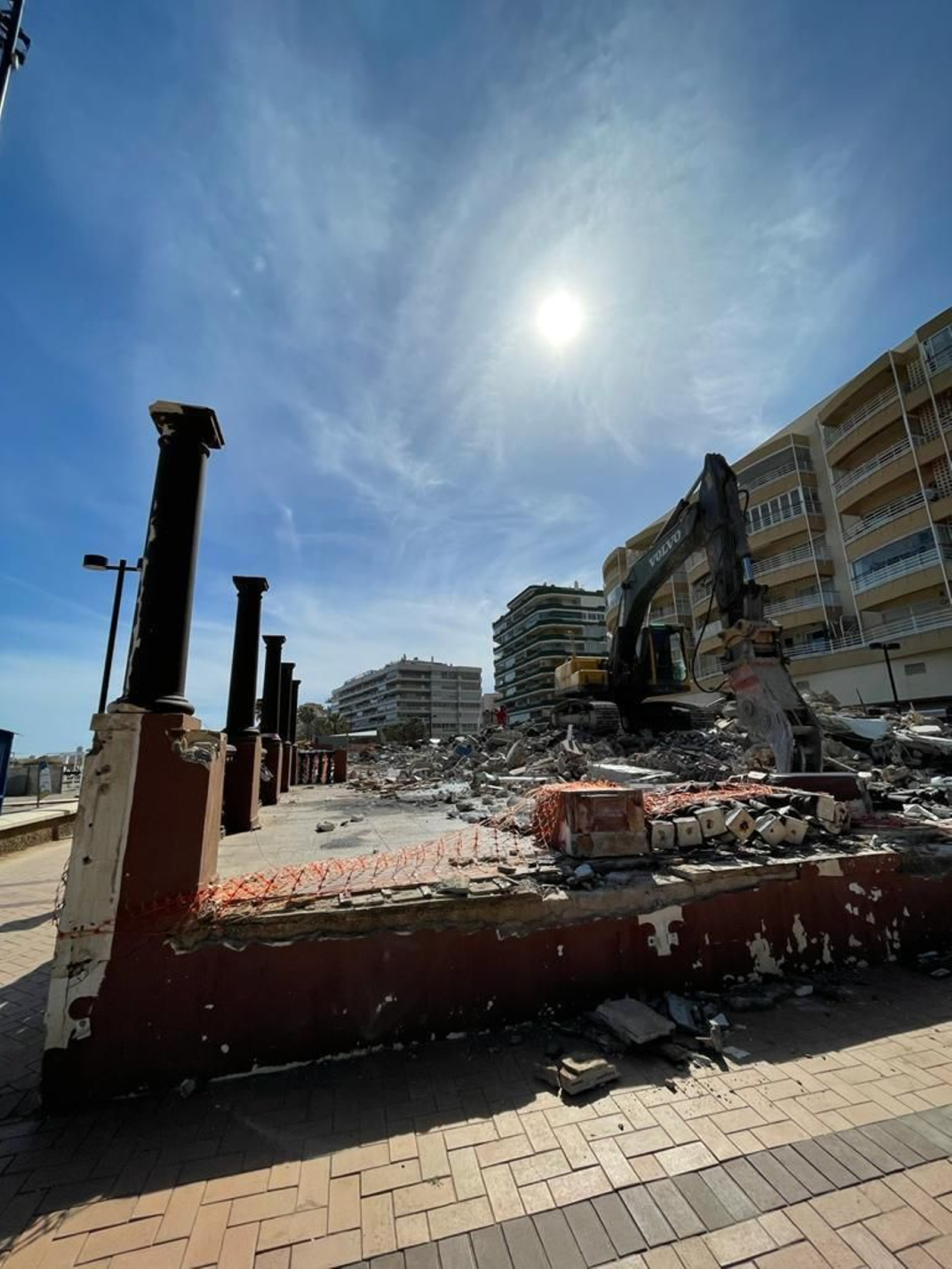Así lucía la estructura del Club Náutico de Fuengirola la mañana del jueves.