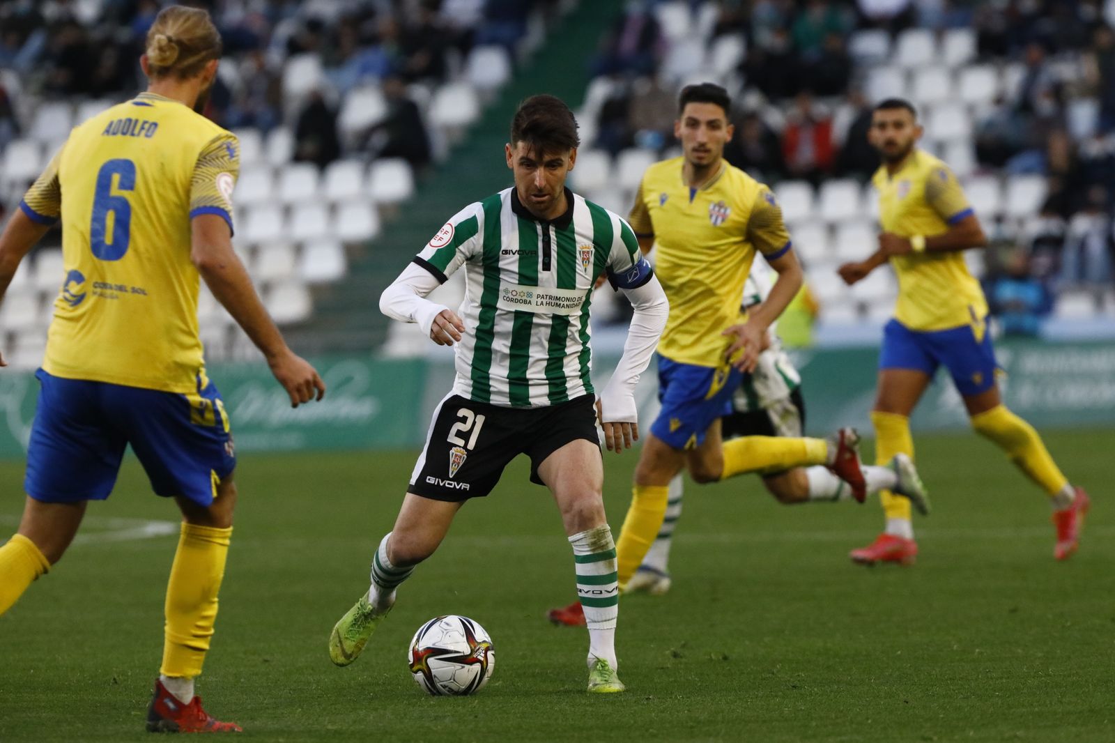 Javi Flores mantiene la posesión del balón en el último duelo ante el Vélez.