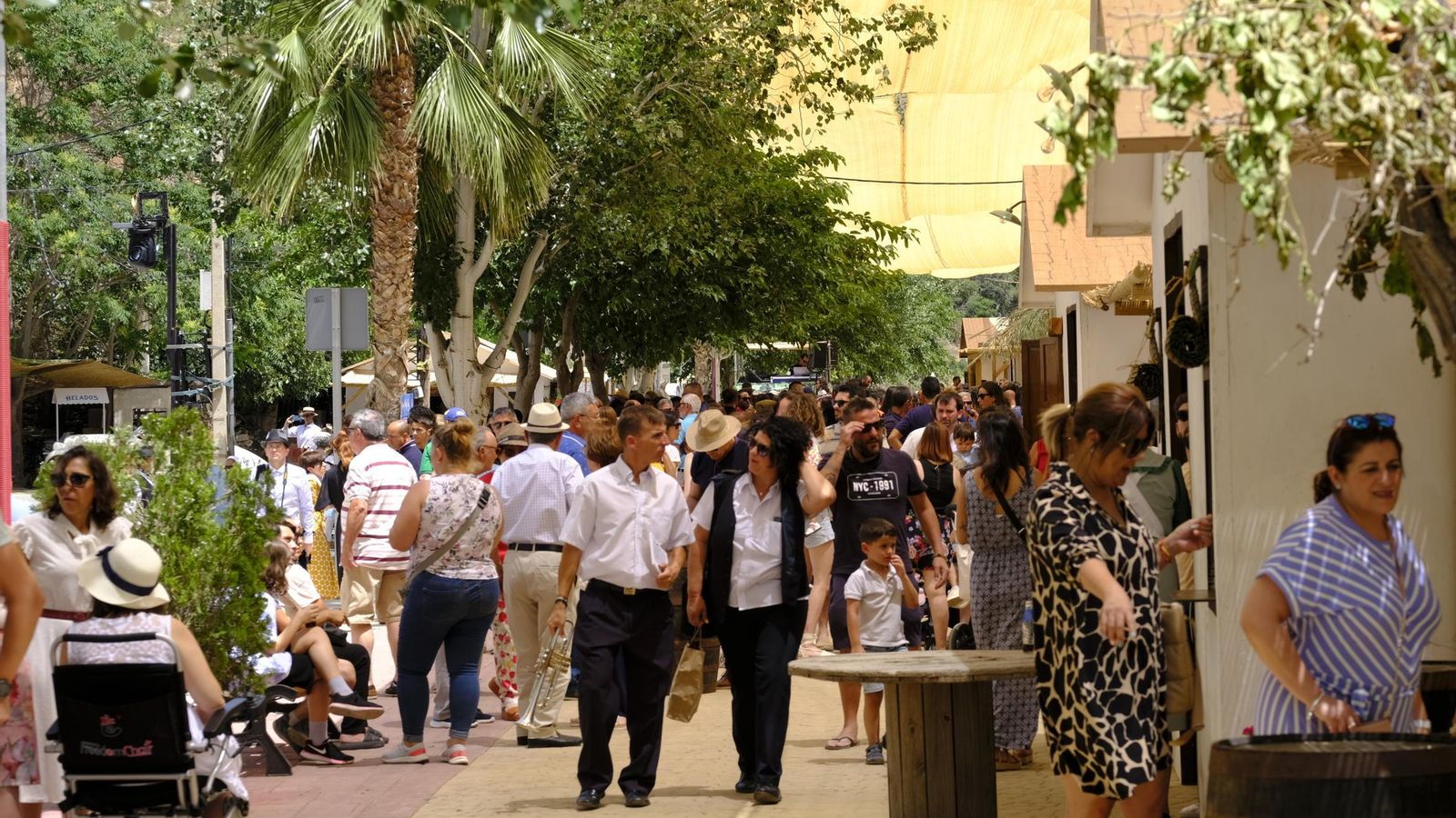 Vecinos y visitantes acuden cada año a esta cita ataviados para la ocasión.