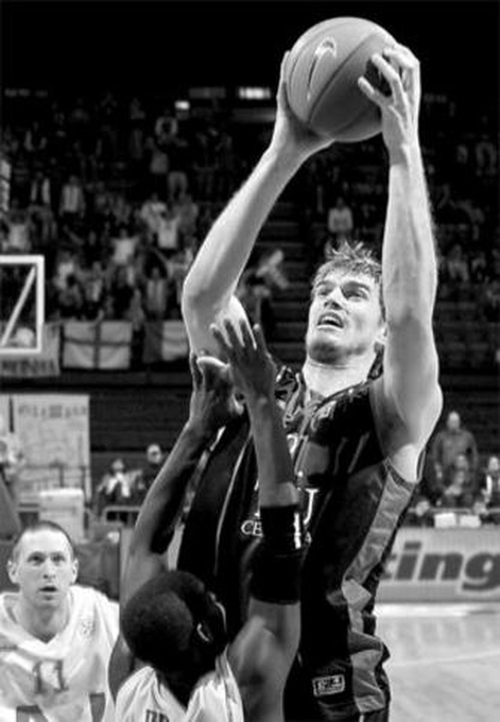 Tiago Splitter se eleva ante el base local Price.