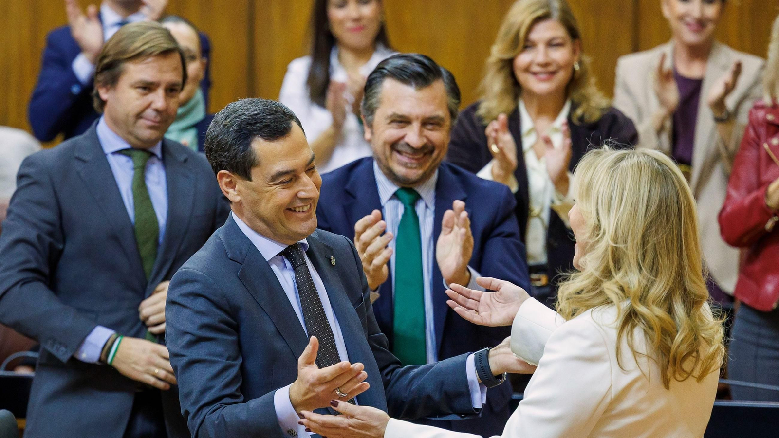 Juanma Moreno, presidente de la Junta, felicita a Carolina España, consejera de Economía, ayer tras la aprobación del Presupuesto de 2026.