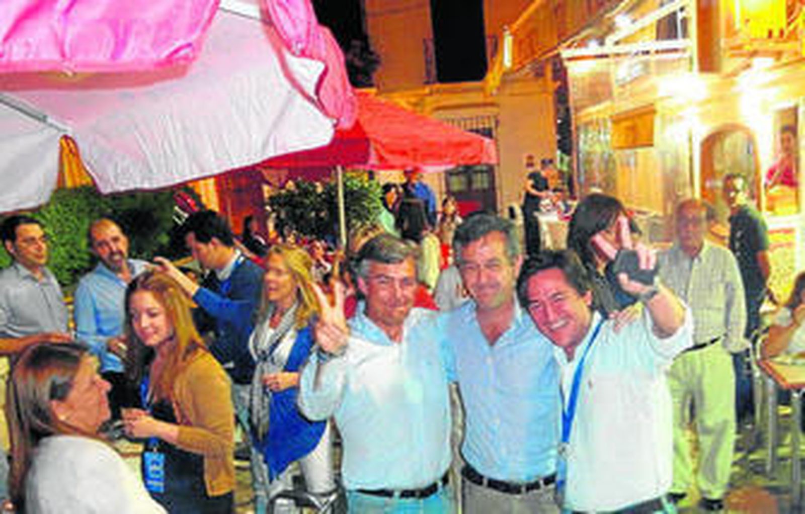 García Urbano, en el centro, celebra la victoria la madrugada del lunes.
