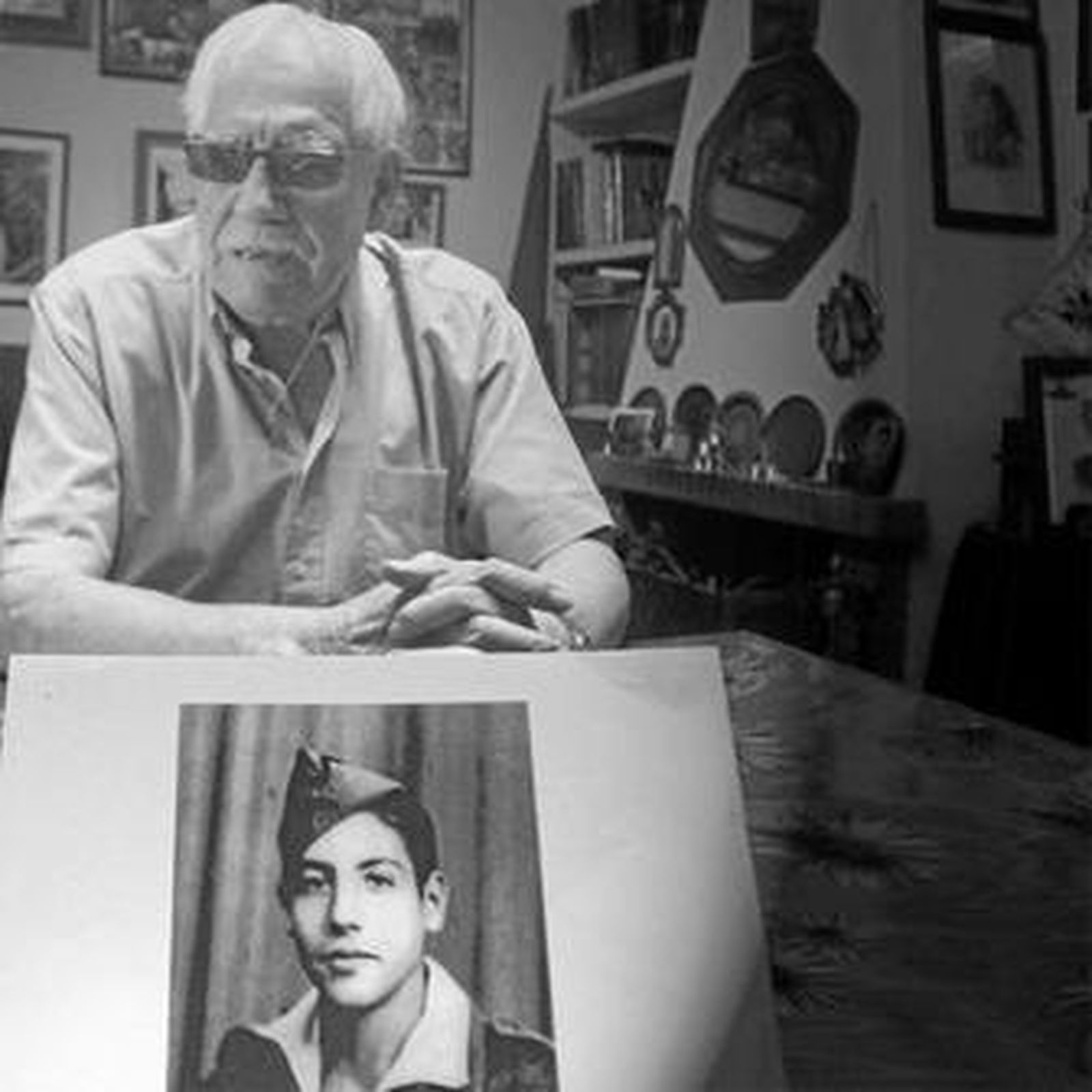 Leonardo Lobato, durante la entrevista. En primer término, una foto de juventud.