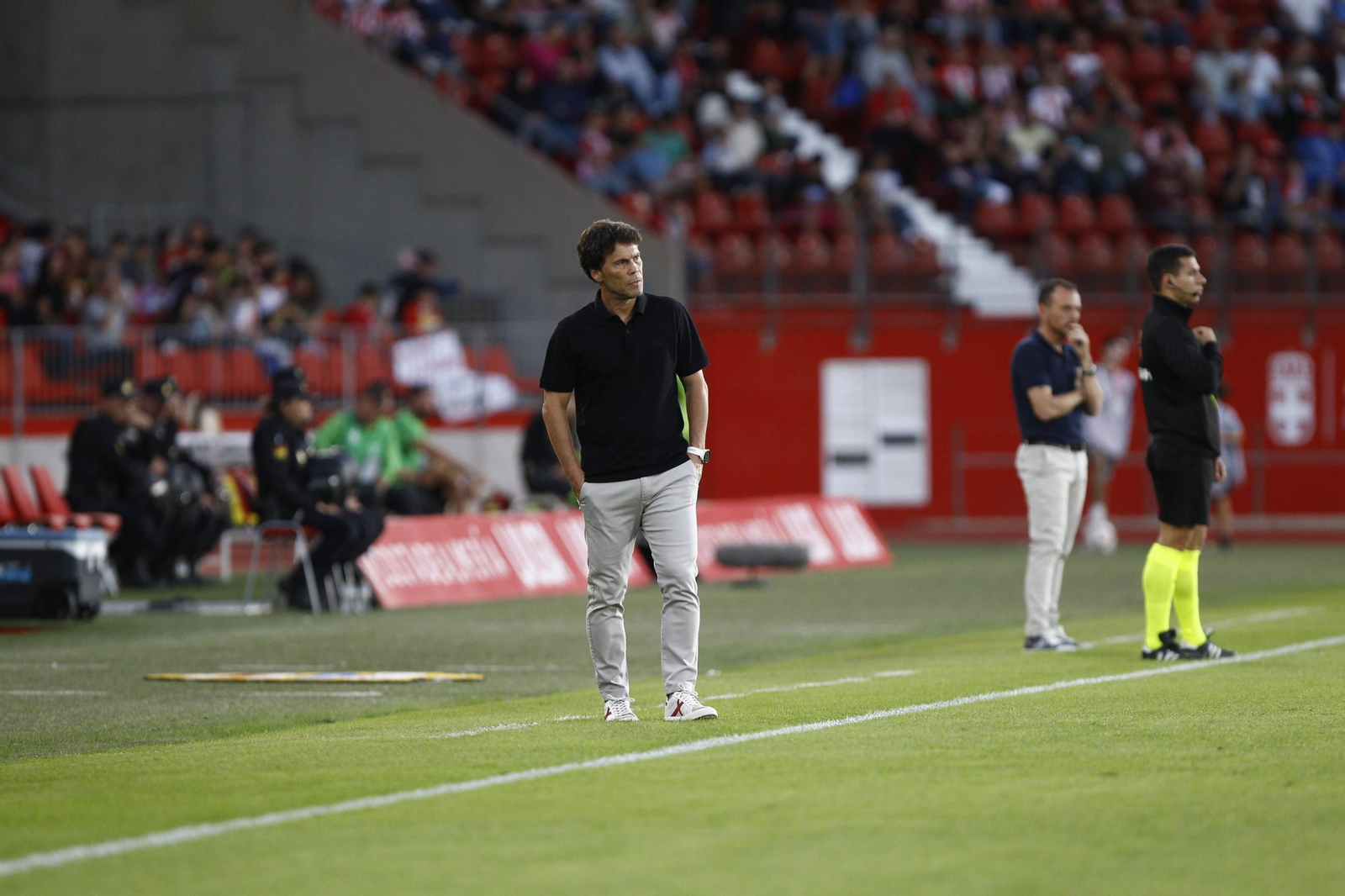 Rubi observa el juego de su equipo en la banda del Estadio de los Juegos Mediterráneos durante el encuentro ante el Albacete. Rubi observa el juego de su equipo en la banda del Estadio de los Juegos Mediterráneos durante el encuentro ante el Albacete.