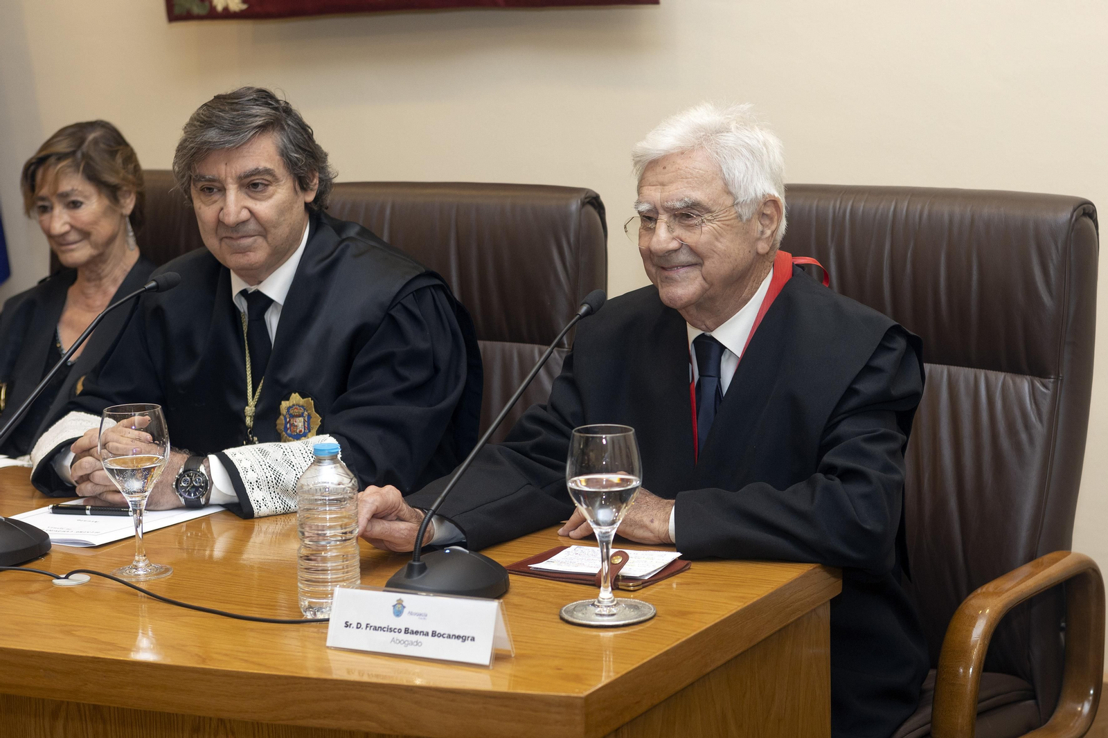 El penalista Francisco Baena Bocanegra recibe la medalla al mérito de la Abogacía Española. El penalista Francisco Baena Bocanegra recibe la medalla al mérito de la Abogacía Española.