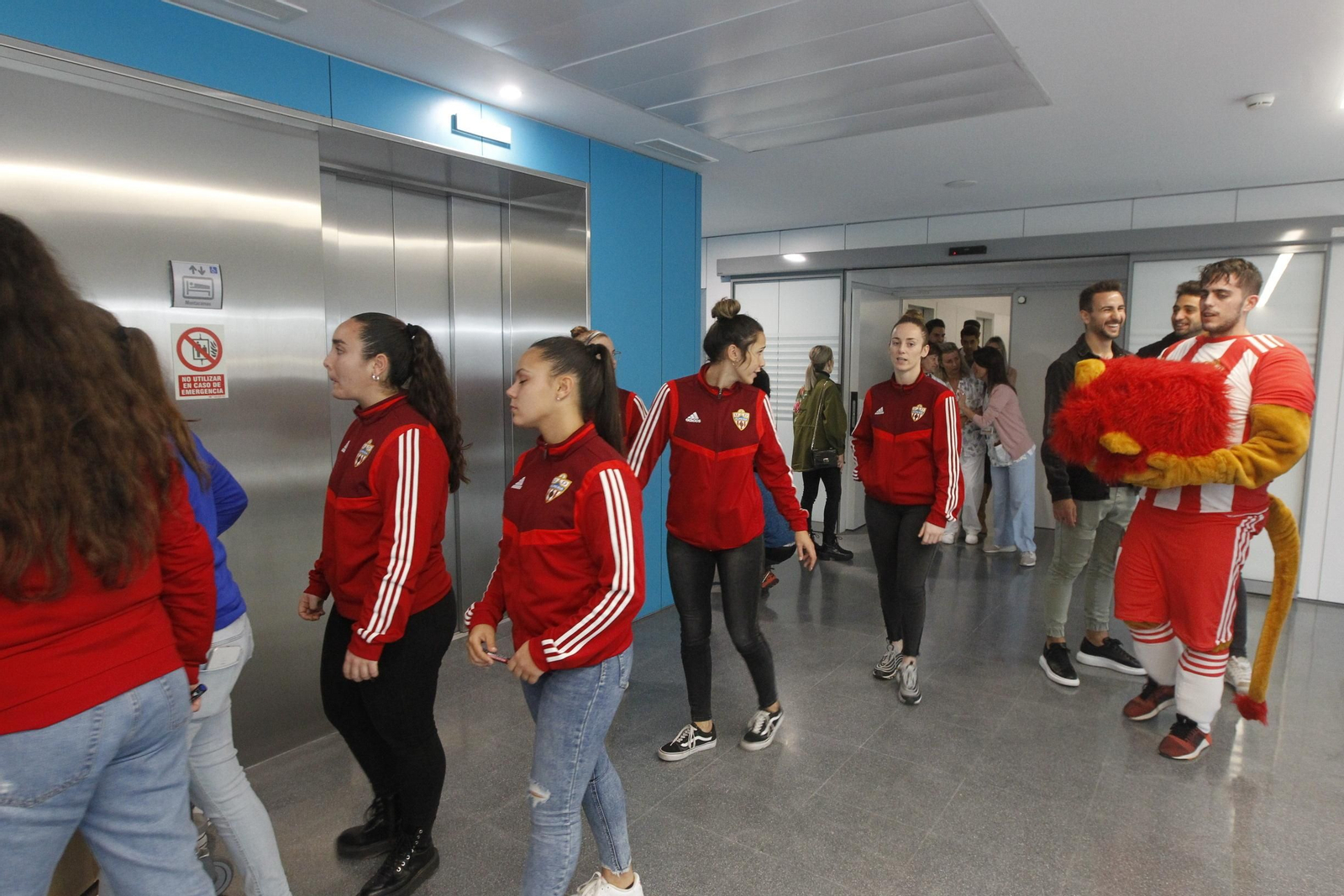 Fotogalería visita jugadores U.D. Almería Hospital Torrecárdenas