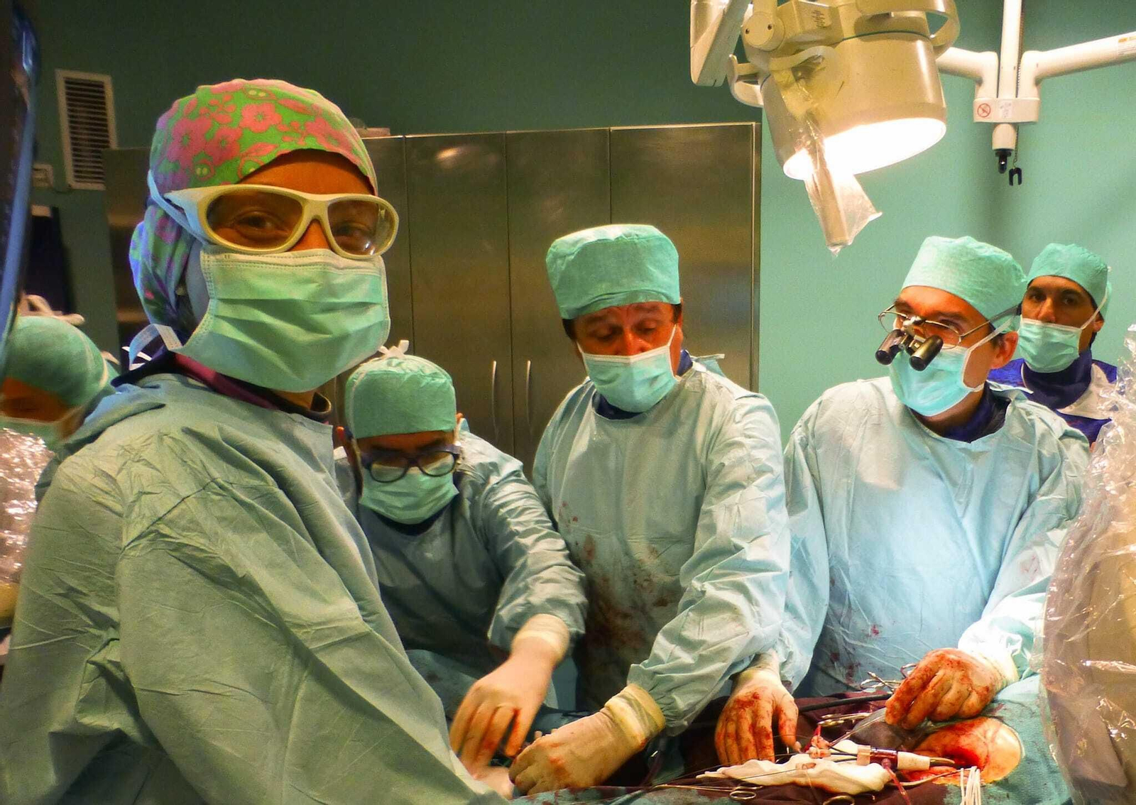 Los profesionales en quirófano.