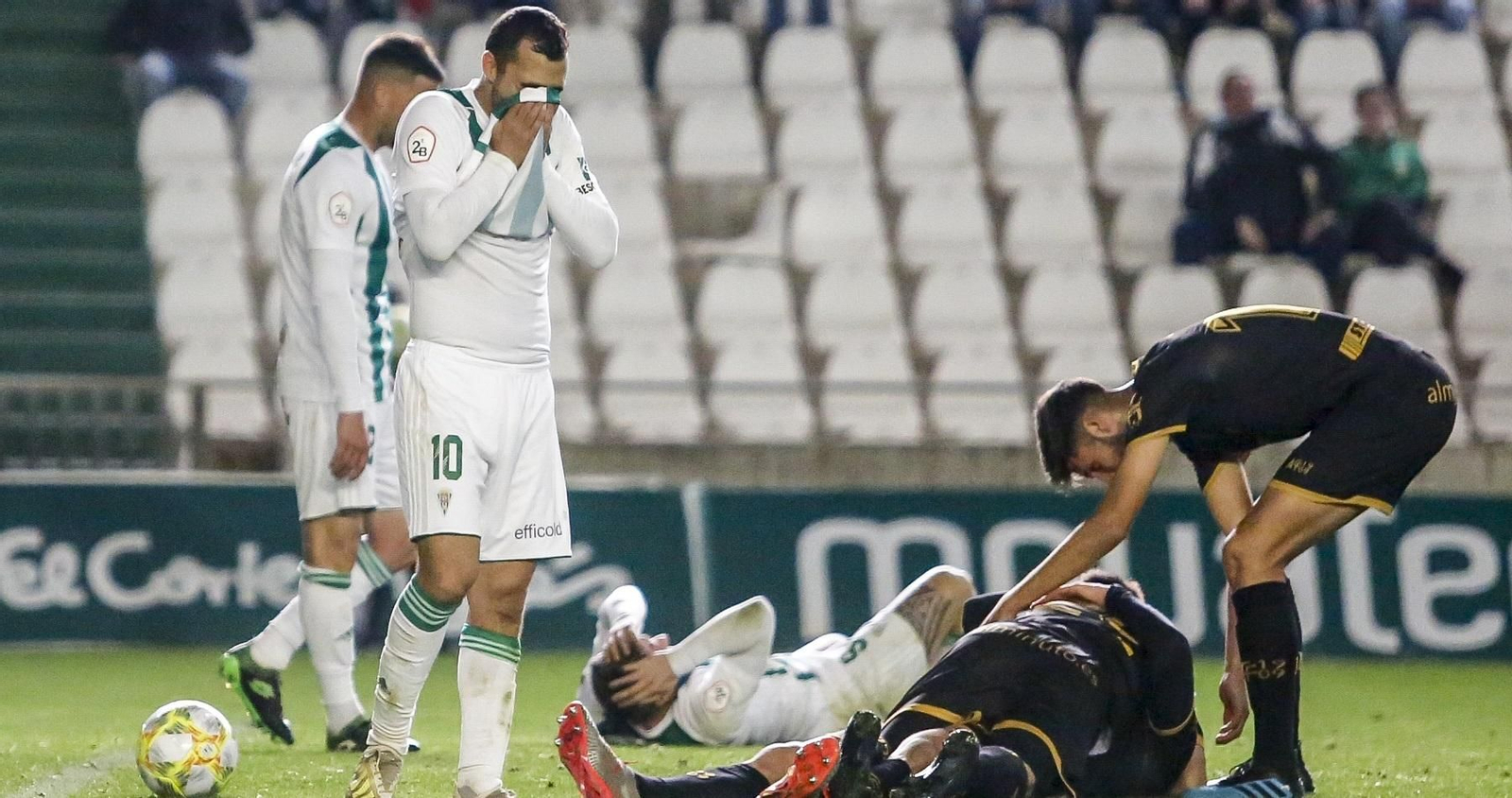 De las Cuevas se tapa la cara y los jugadores del Algeciras celebran el triunfo del 2020.