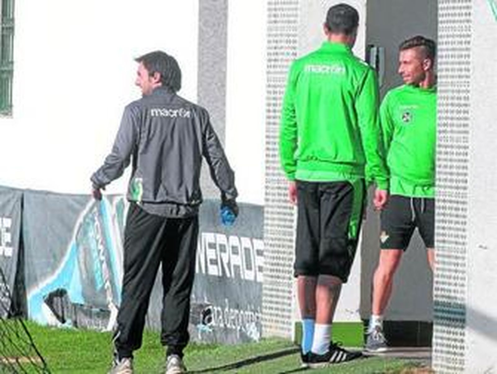 Rubén Castro aparece en la boca de vestuarios junto a Amaya y el recuperador Fran Molano.