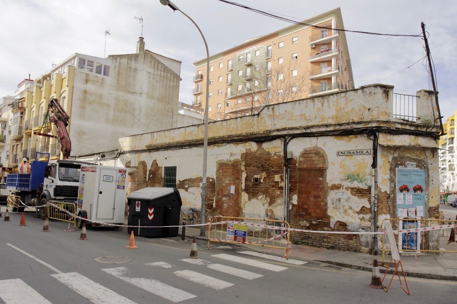 Inmuebles abandonados en la calle Encinasola, frente a la antigua prisión, acordonados antes de su demolición.
