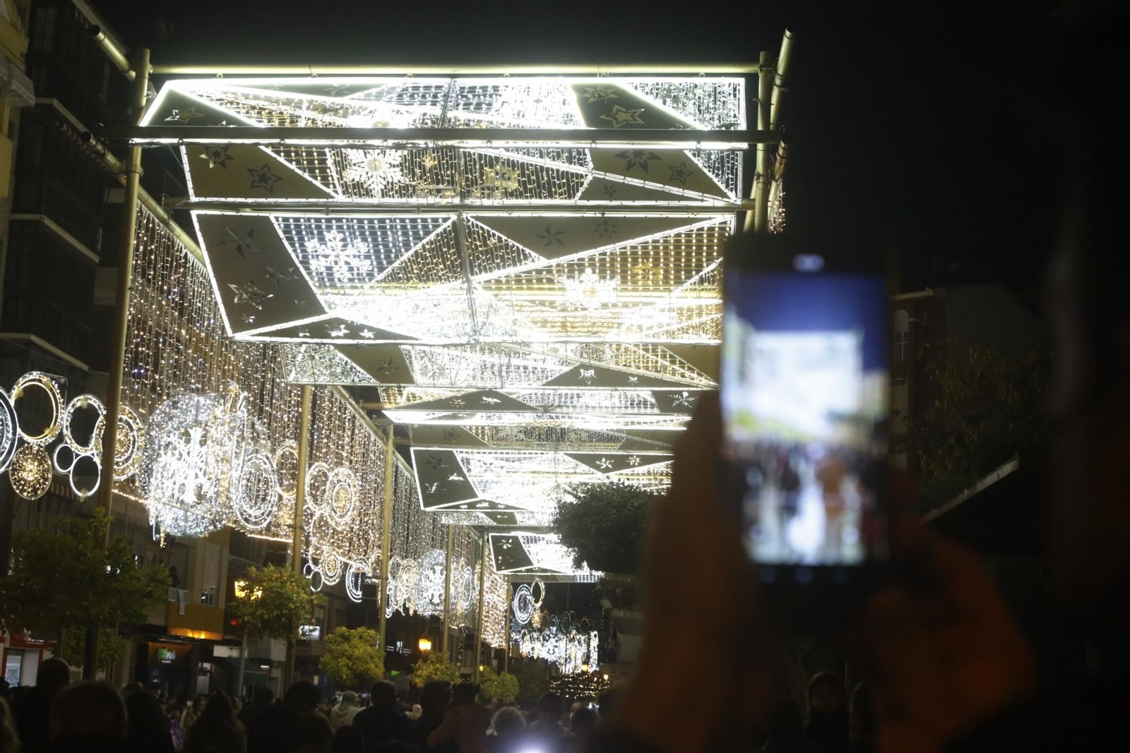 El encendido del espectacular alumbrado navideño de Puente Genil, en fotografías