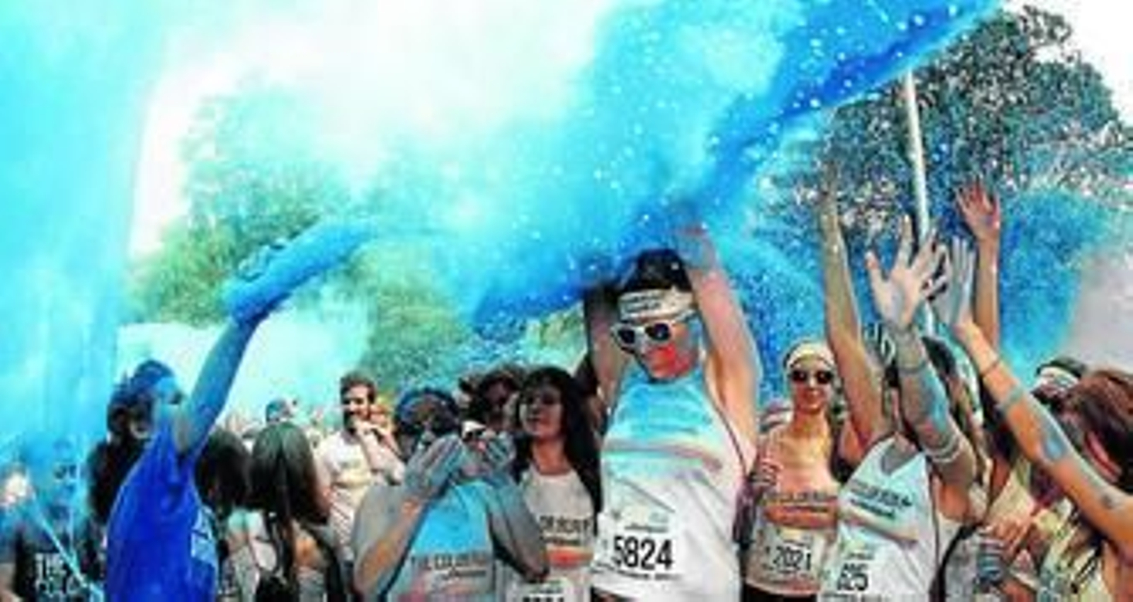 1 y 2. Participantes de la anterior edición en Barcelona de esta carrera donde los participantes son bañados en diferentes colores a lo largo de un recorrido de cinco kilómetros.