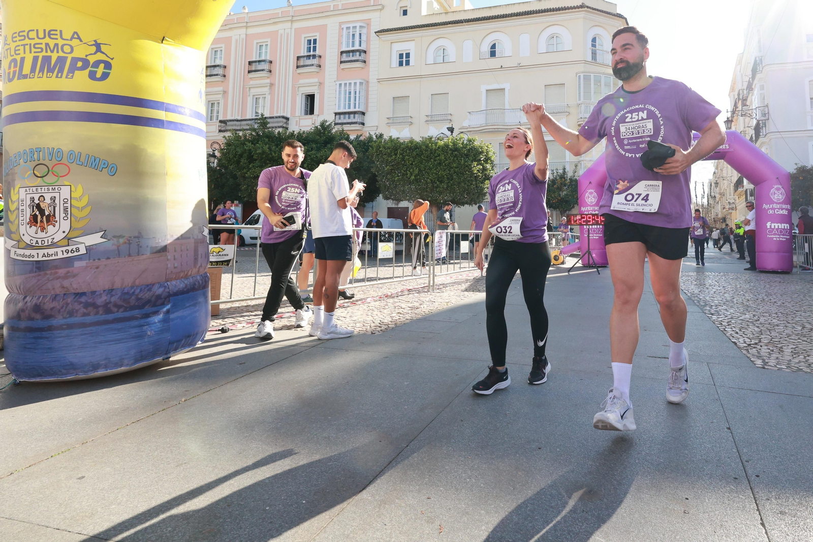 Todas las imágenes de la carrera contra la violencia de género en Cádiz