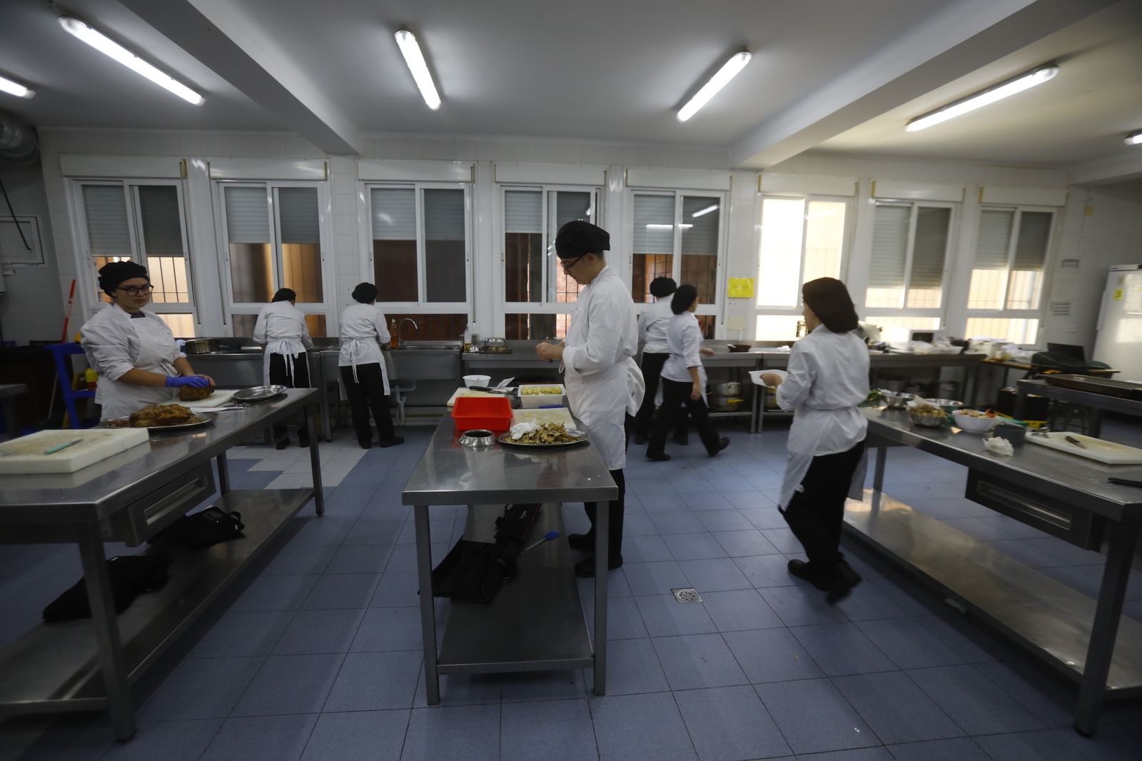 El restaurante y las cocinas del instituto Gran Capitán de Córdoba, en imágenes