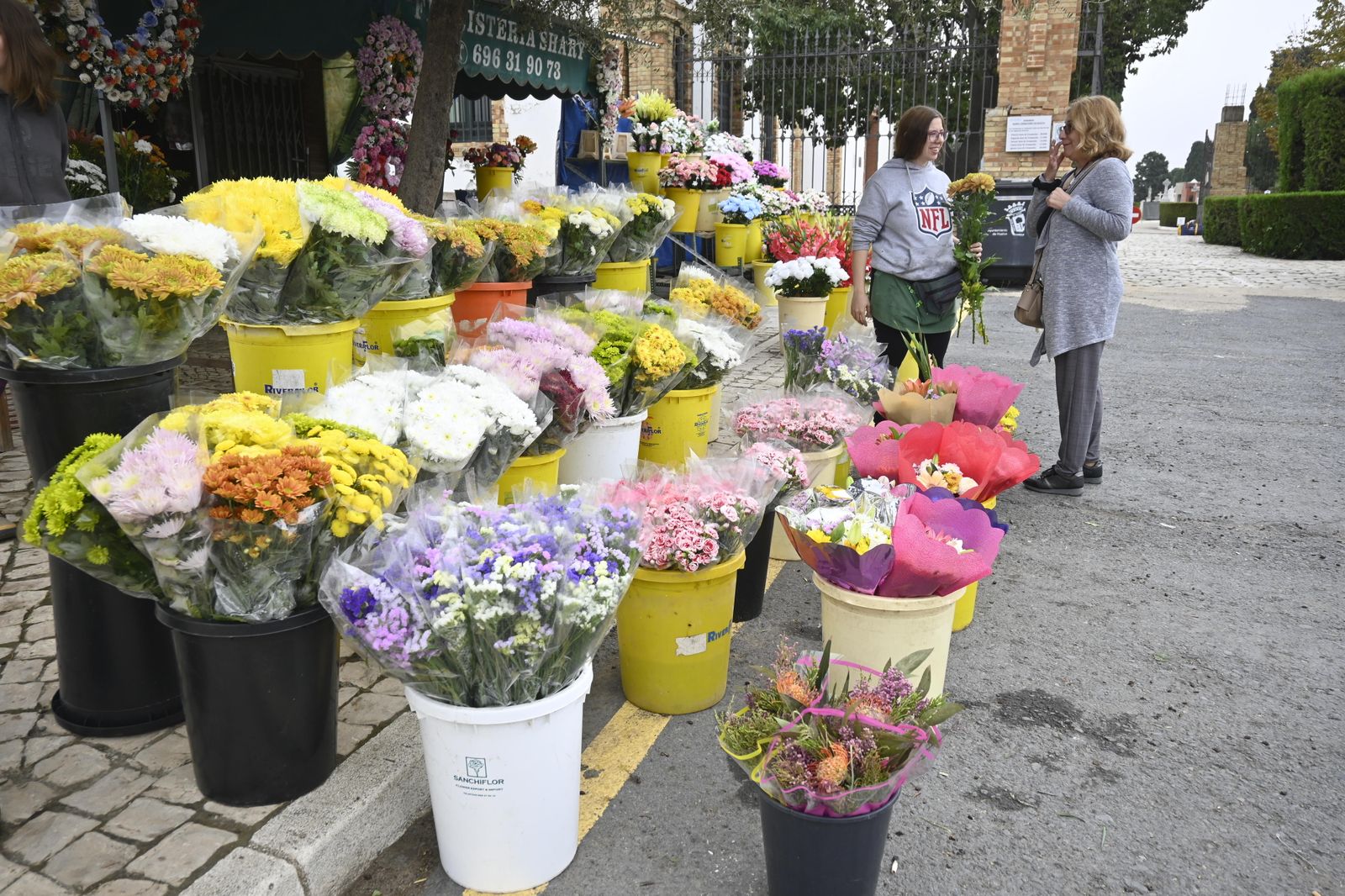 Ambiente en el cementerio de Huelva para el día de todos los Santos.