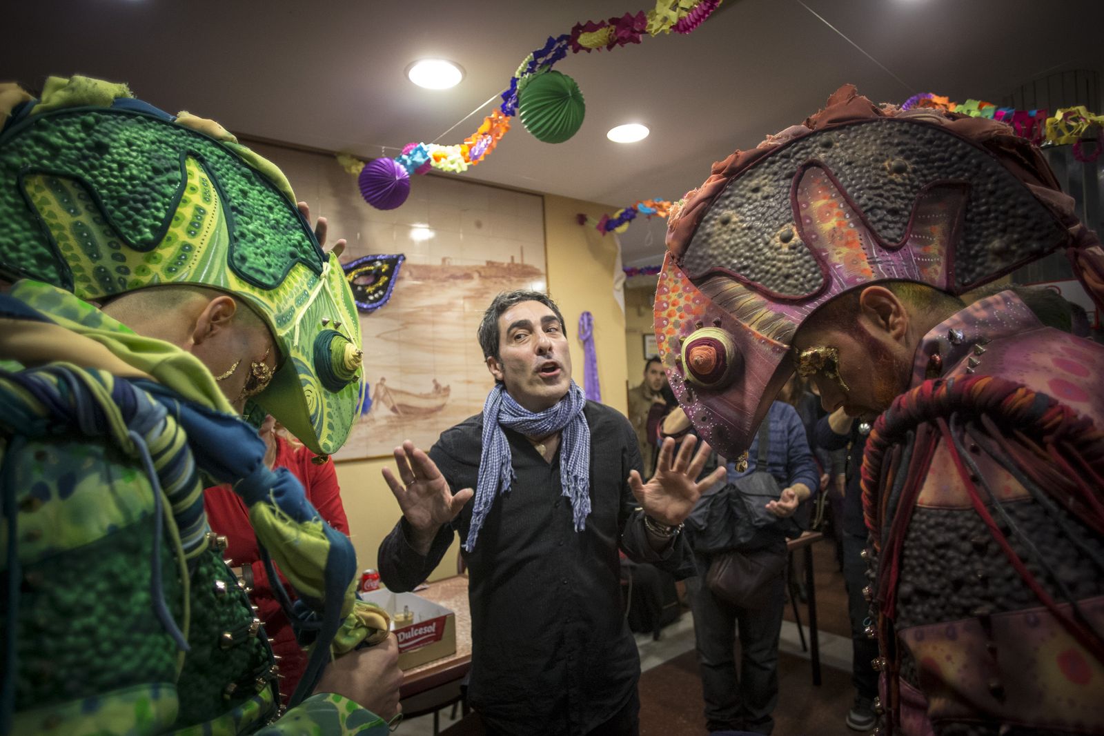 Martínez Ares con su comparsa 'Los cobardes' antes de ir hacia el Falla.