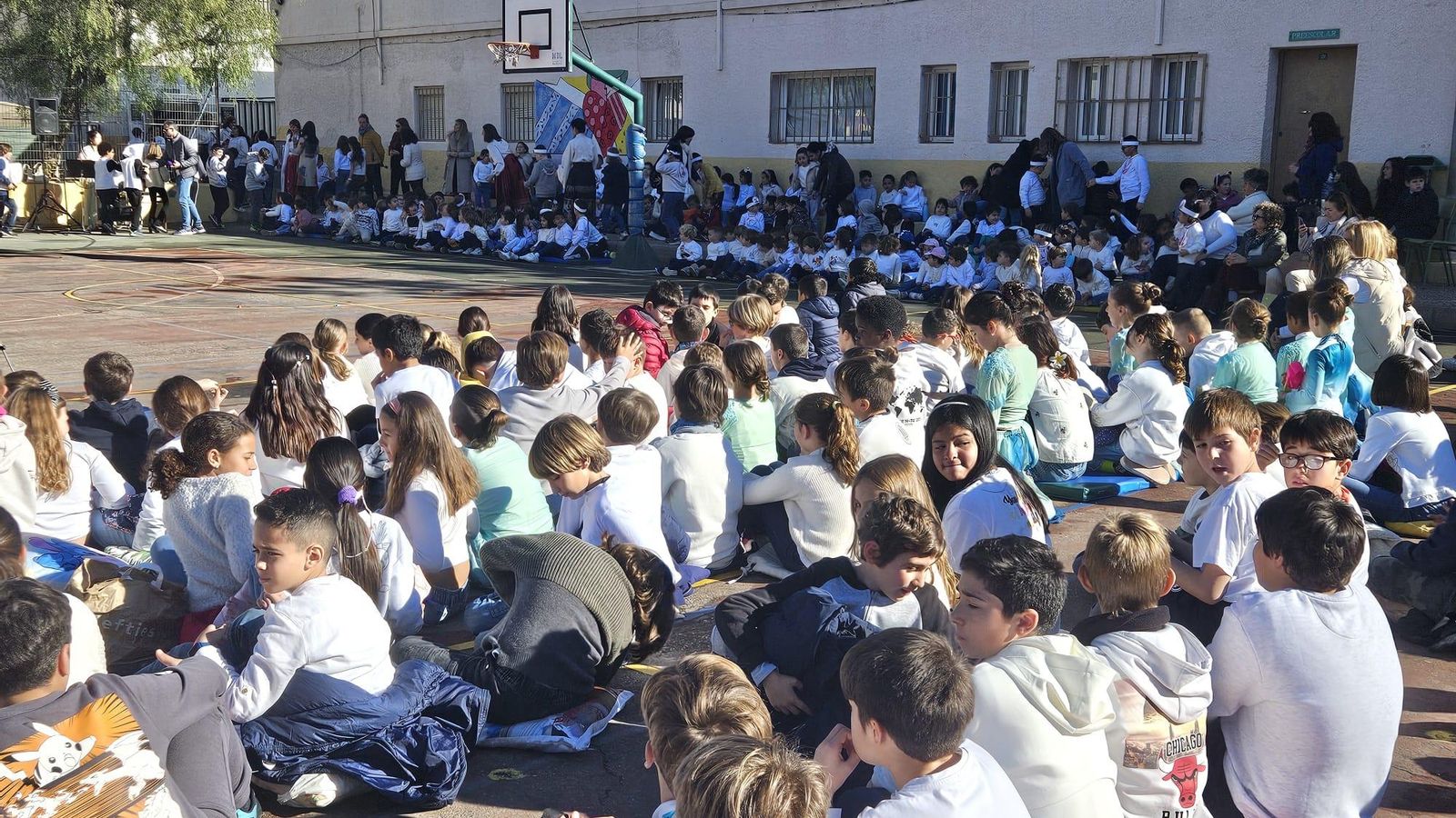 Alumnado del CEIP Madre de la Luz en el patio del colegio durante la celebración del Año Nuevo Chino