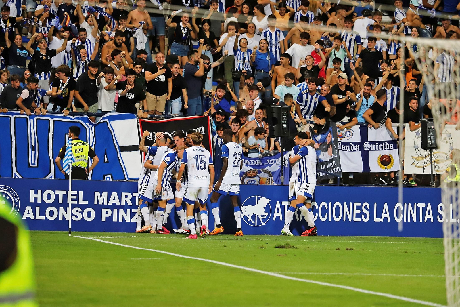 La hinchada del Recreativo celebra un gol.