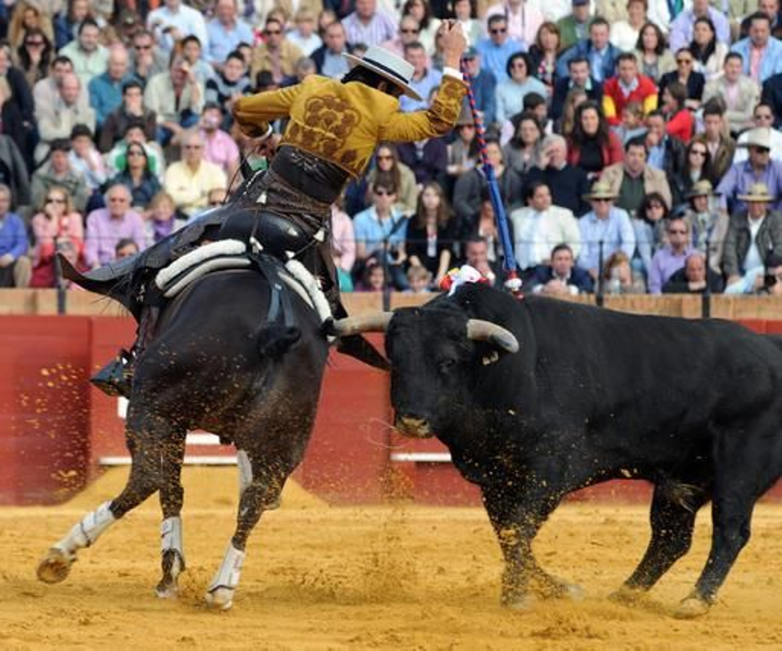 Diego Ventura en plena faena con el segundo astado.

Foto: Juan Carlos Vazquez