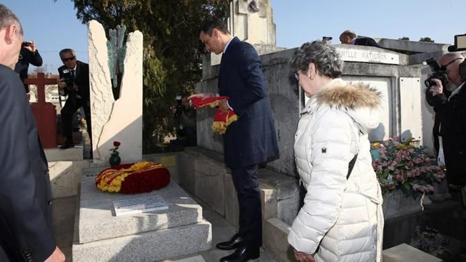 El presidente del Gobierno, Pedro Sánchez, ante la tumba de Manuel Azaña.