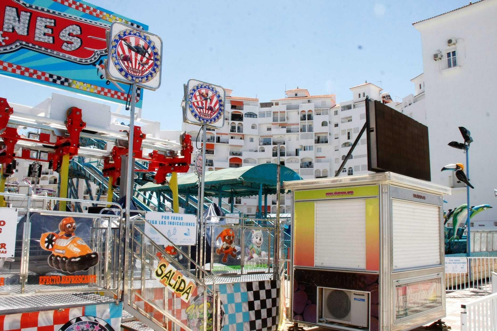 Una imagen de las atracciones instaladas en julio de 2020 en una bolsa de aparcamiento de Valdelagrana.