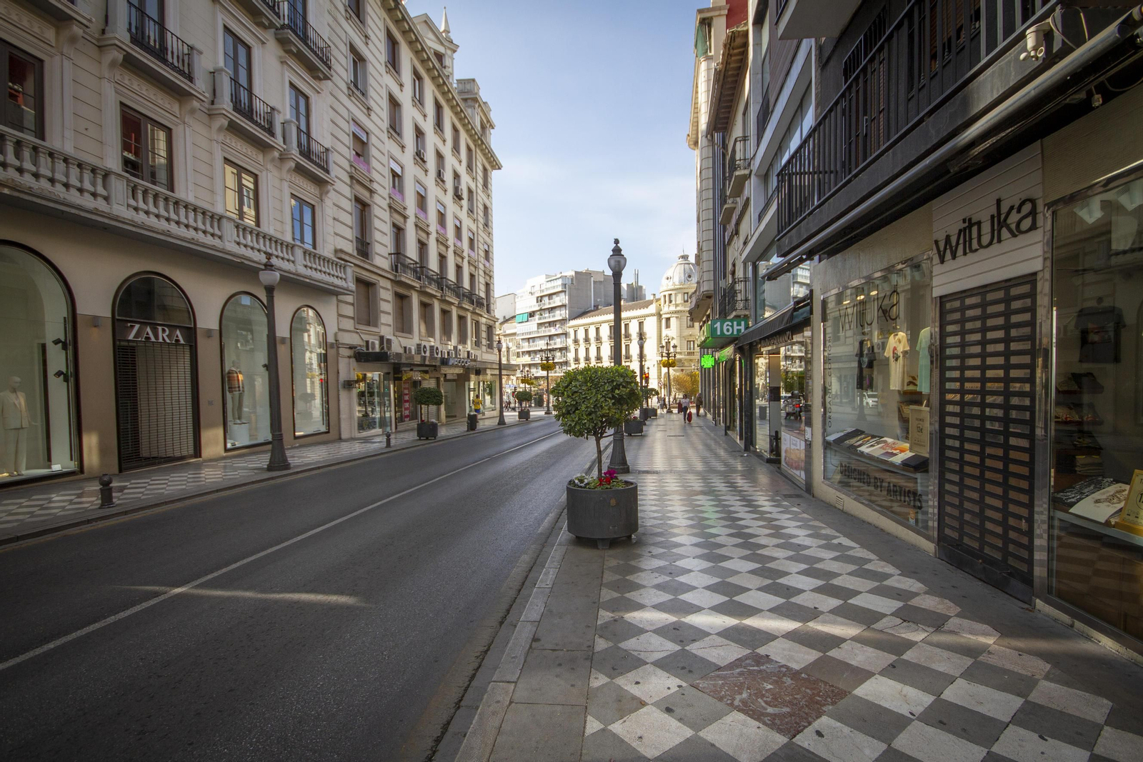 Calle céntrica vacía en Granada