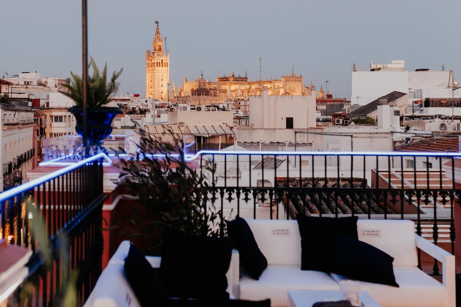 La terraza se ubica en la casa palacio del siglo XIX del Alabardero.