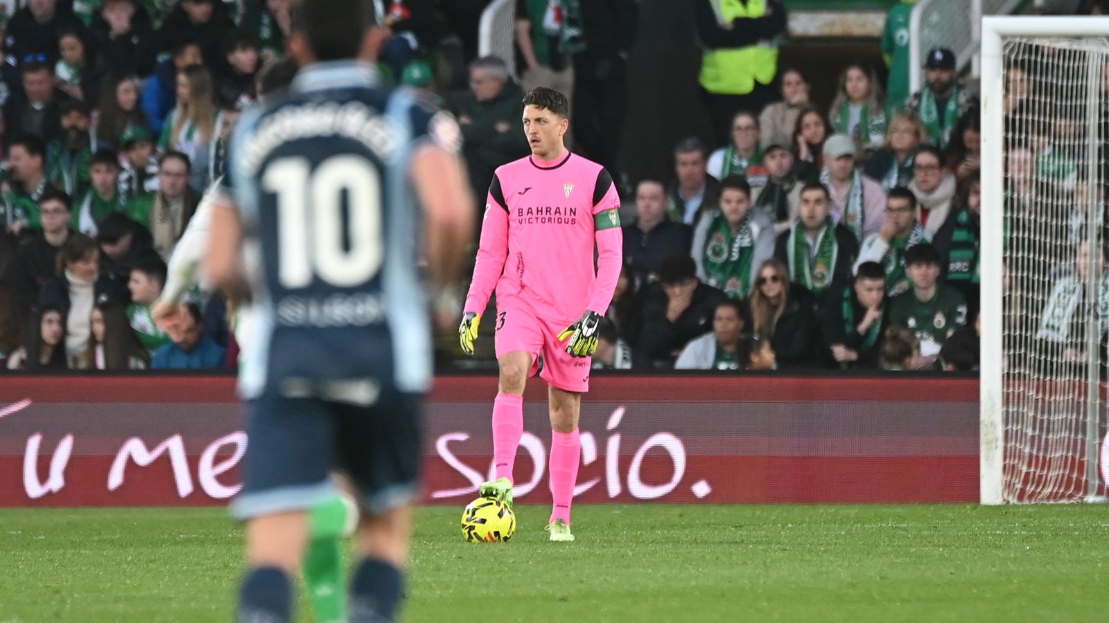 Carlos Marín controla el balón en la visita del Córdoba CF al Racing de Santander.