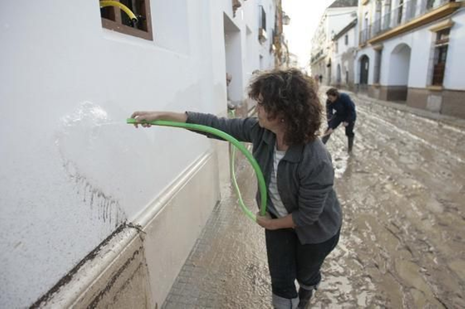 Tareas de limpieza de lodo en Écija.

Foto: Juan Carlos Muñoz