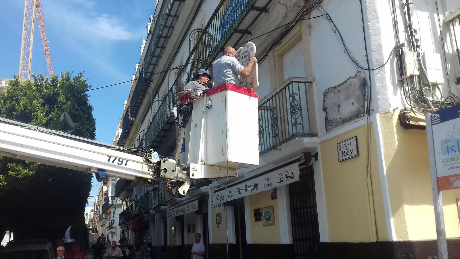 Retirada de la placa dedicada a los Hermanos Laulhé en la plaza del Rey, en 2018.