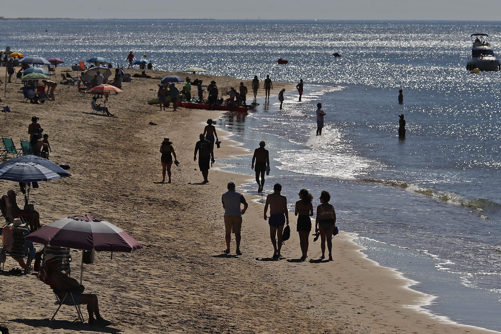 Las playas de Huelva se llenan a finales de septiembre por el buen tiempo