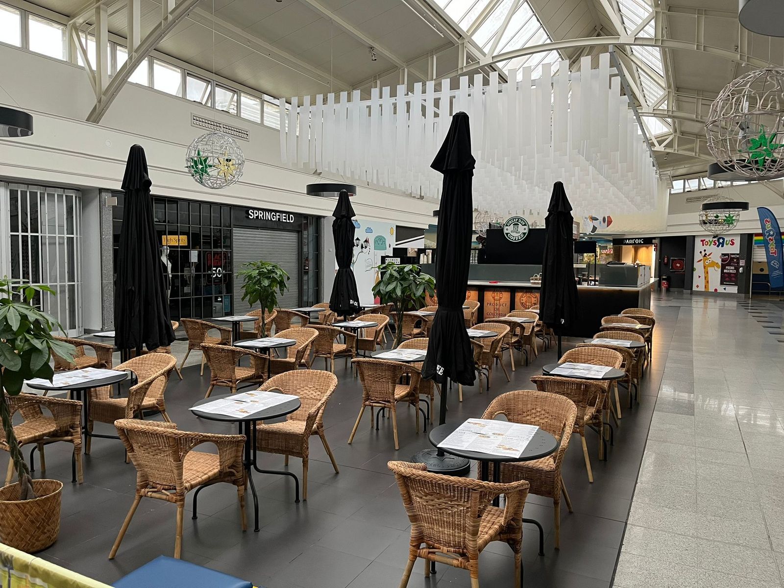 El Paseo amplía su oferta comercial con la apertura Great Day Coffee.