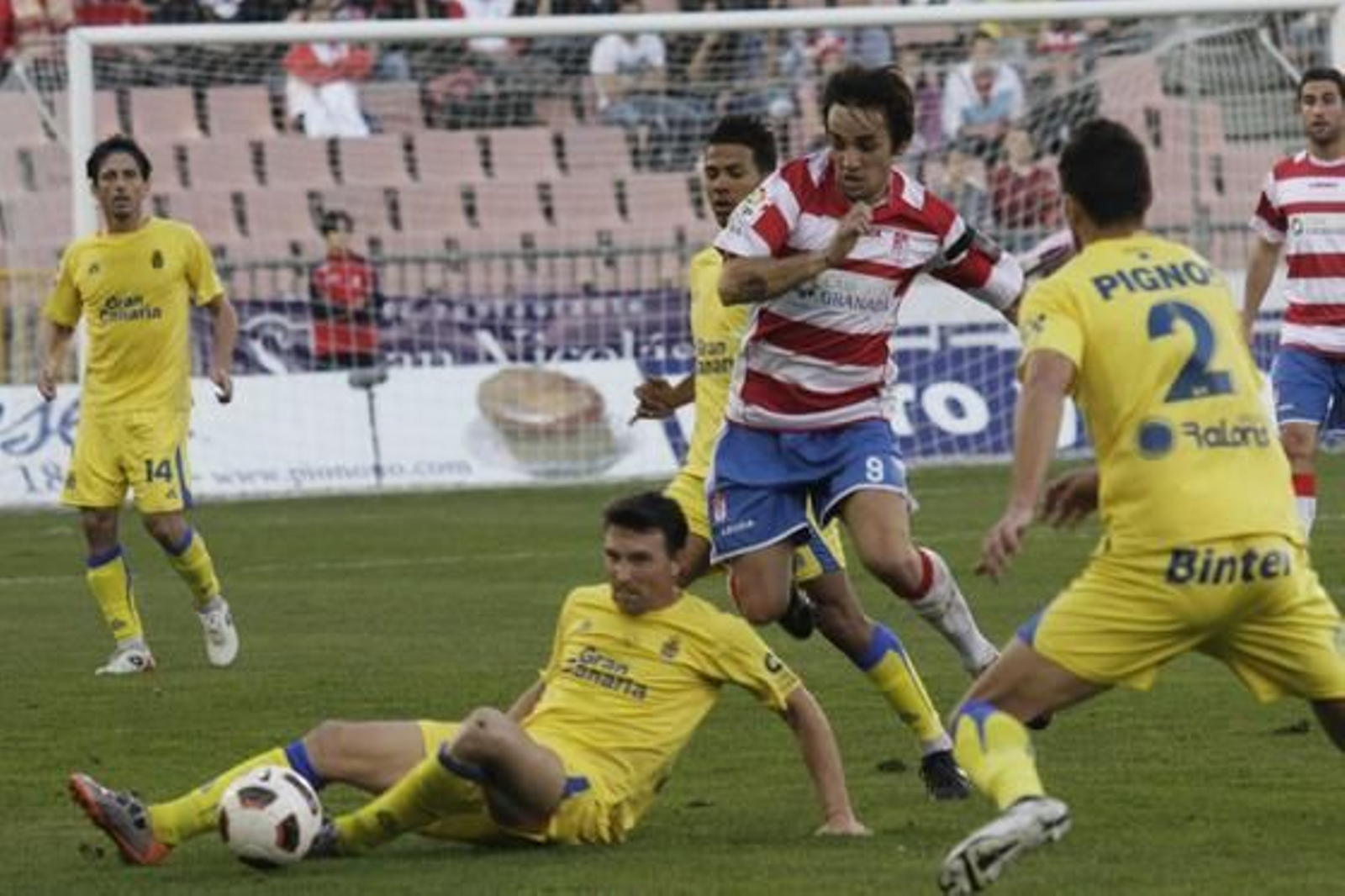 El Granada gana en casa a Las Palmas pese a jugar con diez toda la segunda parte. / Miguel Rodríguez