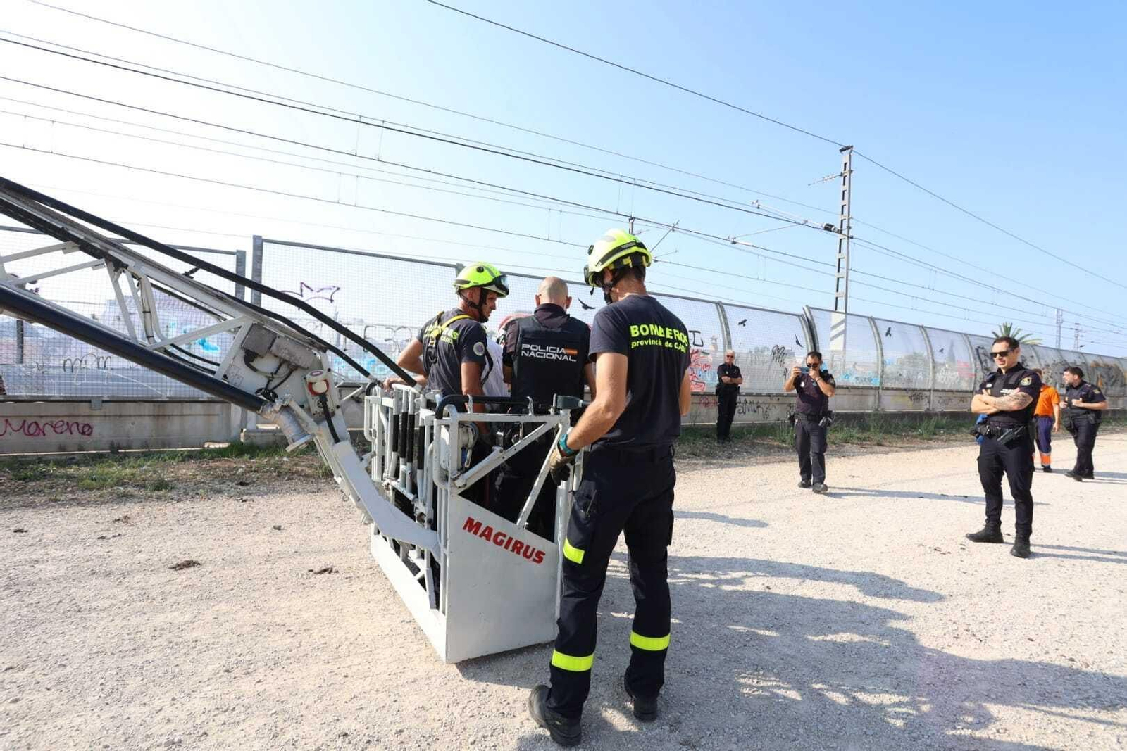 Rescate de un anciano desorientado en las vías del tren