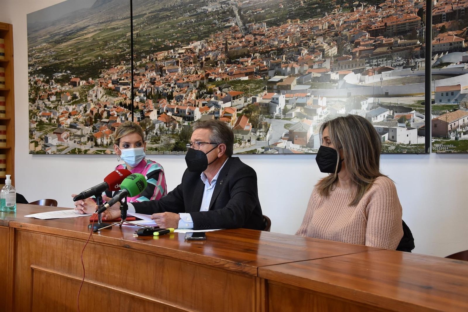 El alcalde de Baza, Manuel Gavilán, en el centro.