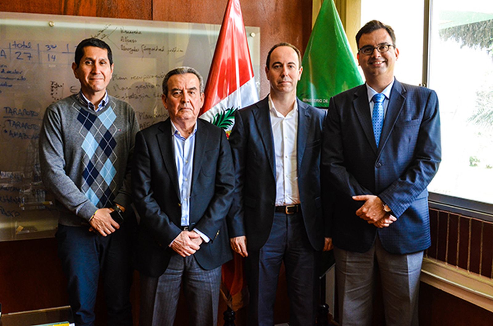 Marcial León, responsable de Technology Advisor, distribuidor de Hispatec en Perú; José Zenozain del Instituto de Promoción y Desarrollo Agrario; José Luis Estrella, director general de Hispatec; y Alberto Dante Maurer, director de INIA.