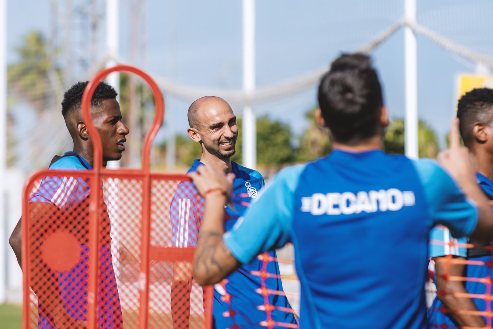 Gorka Iturraspe sonríe en el entrenamiento del Recre de este martes.