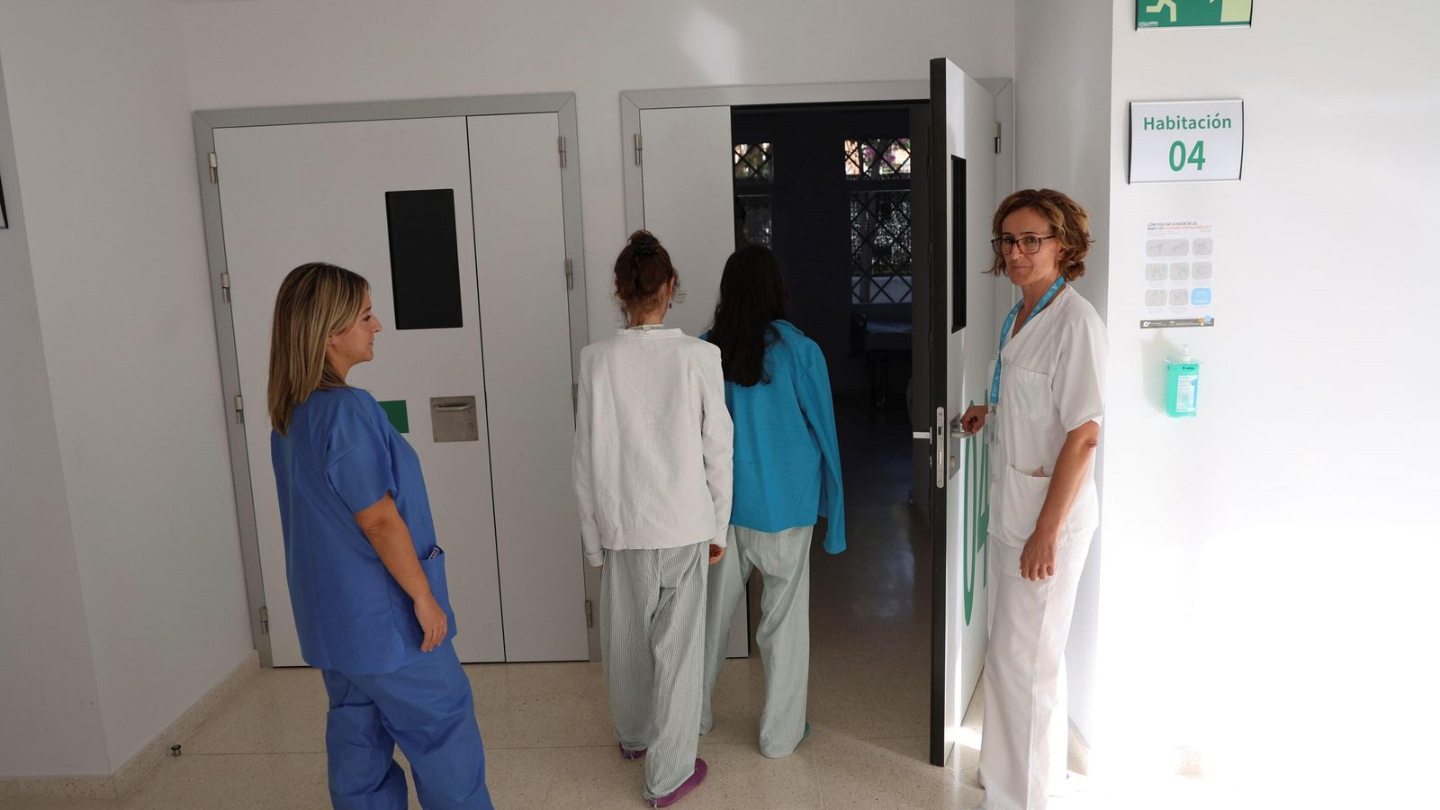 Profesionales de la Unidad con dos pacientes. Profesionales de la Unidad con dos pacientes.