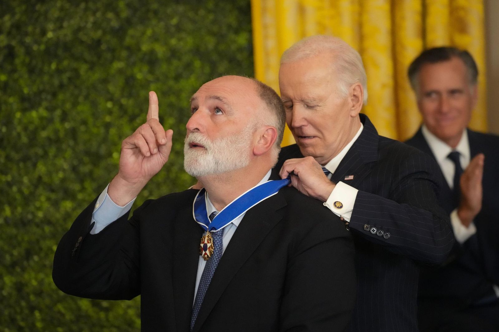 José Andrés recibe la medalla de manos de Joe Biden