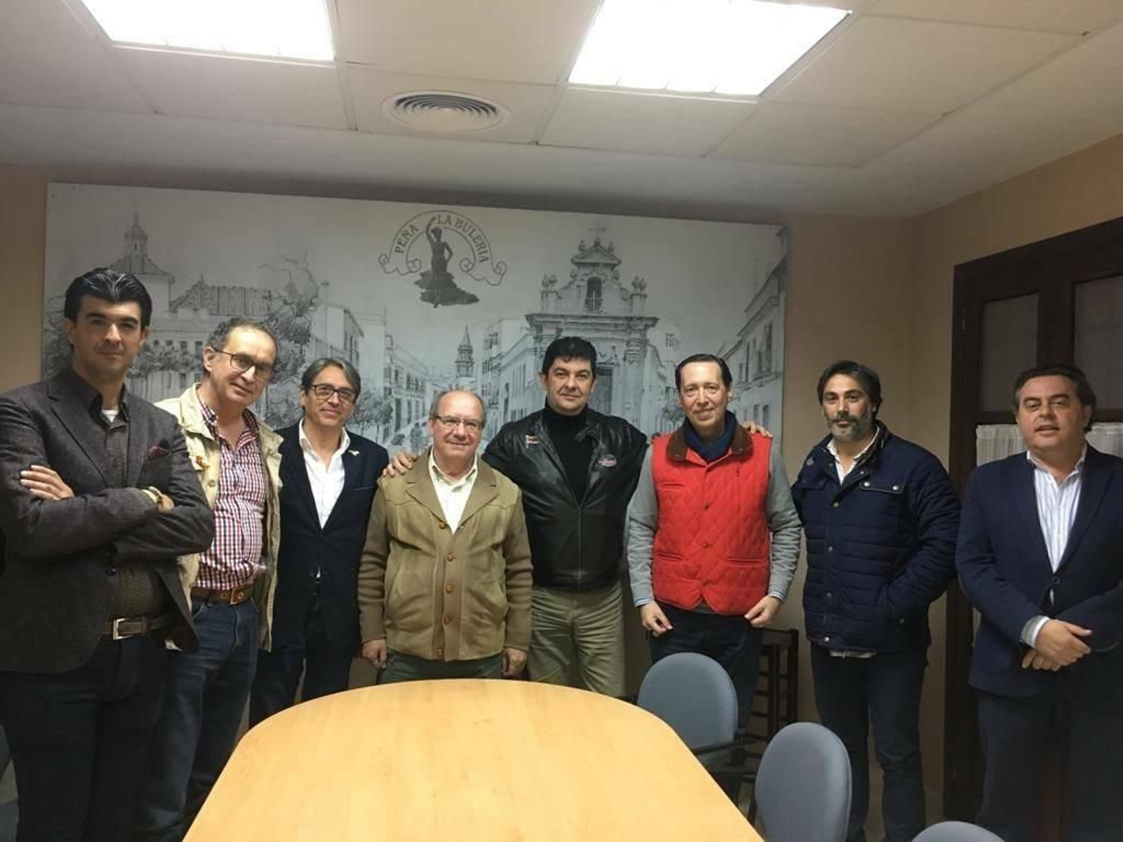 Responsables de Vox posan con los de la Federación Local de Peñas Flamencas.