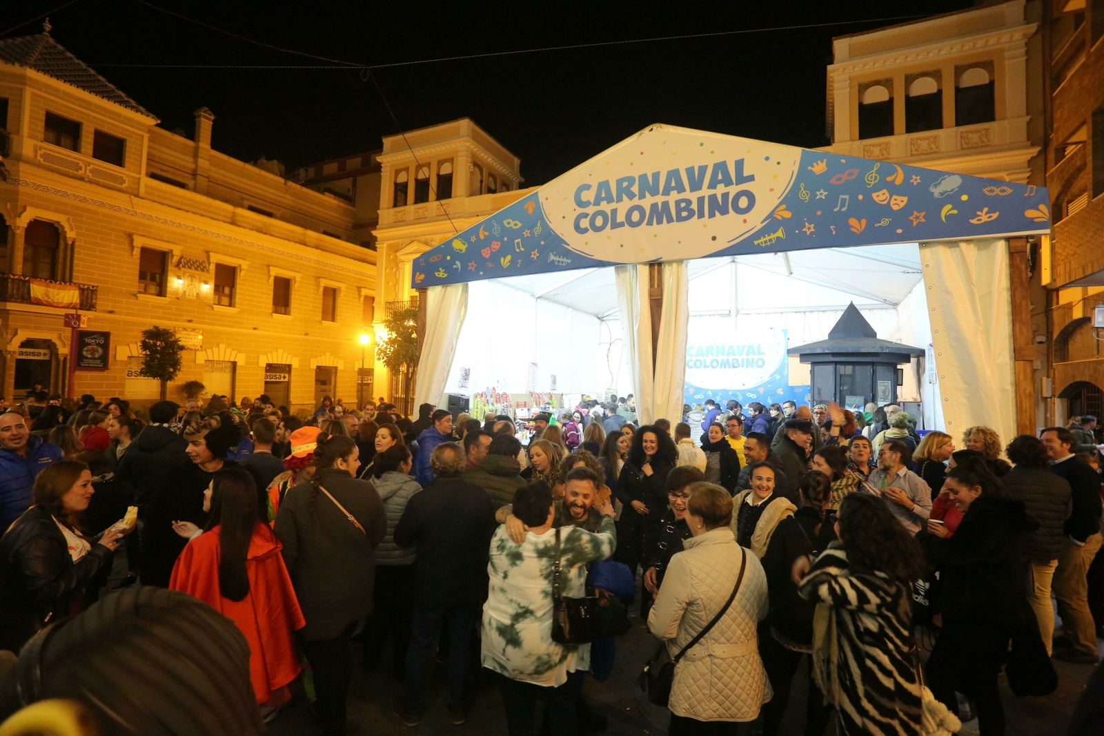 Ambientazo en la carpa, en el exterior del Gran Teatro.