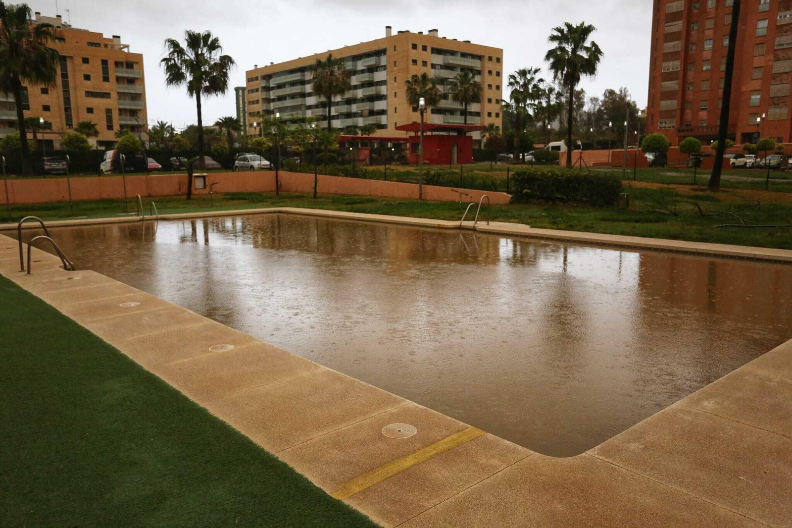 Fotos: La calima que no cesa: depósitos de barro en coches, calles y edificios