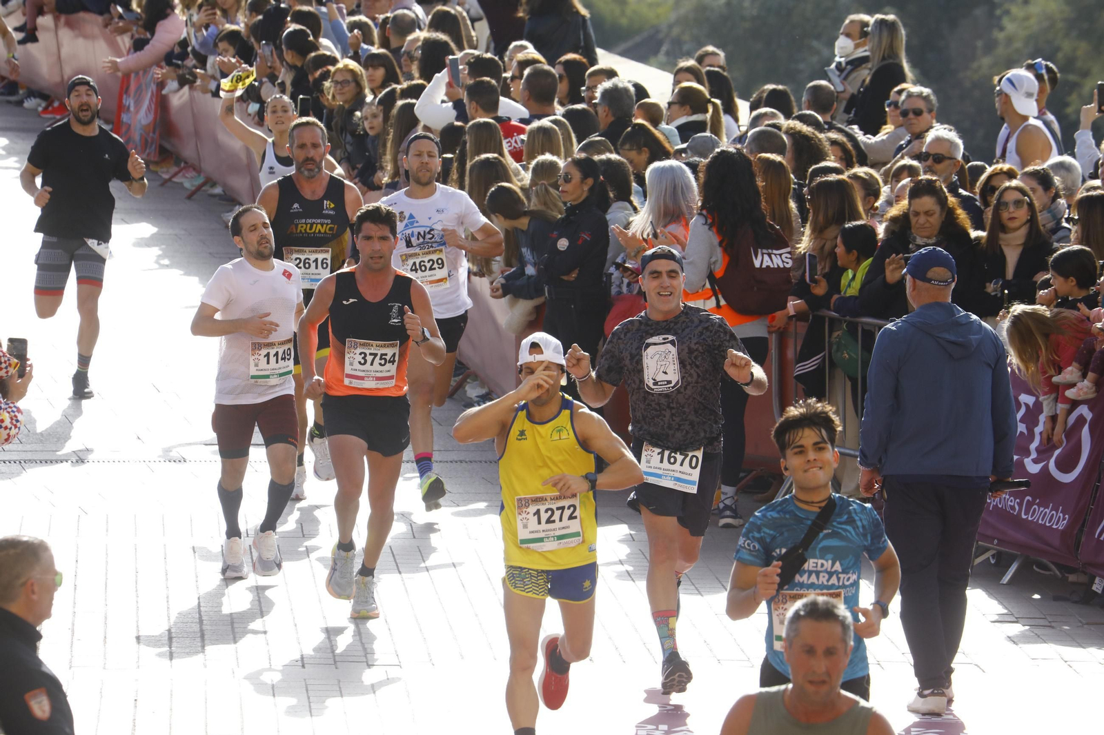 La gloria de cruzar la Puerta del Puente: las fotos de la línea de meta de la Media Maratón de Córdoba 2024