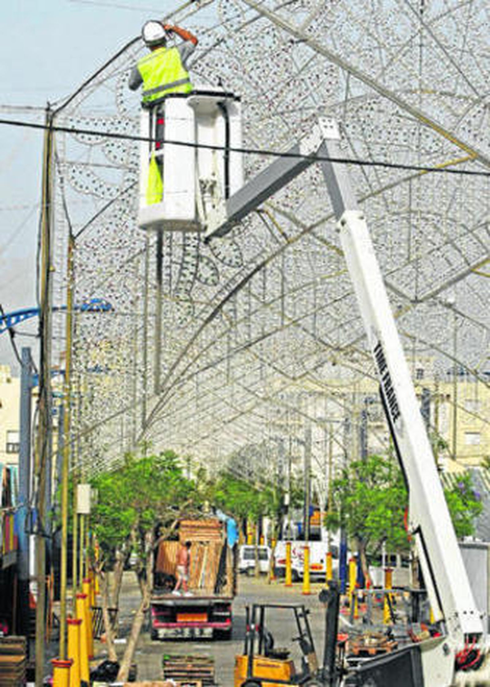 Operarios en grúas y camiones comparten jornada en las calles del Real.