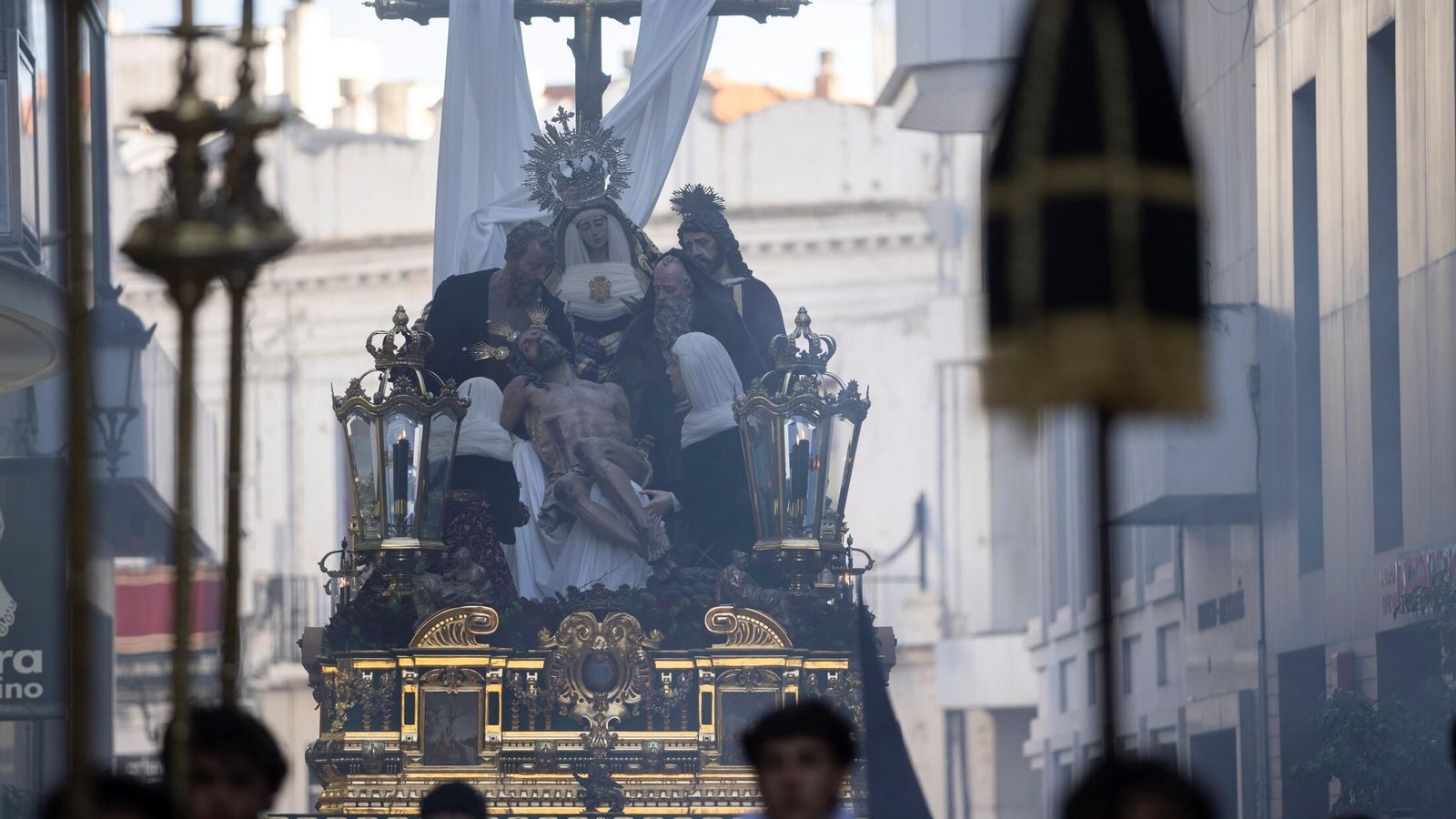 La hermandad de Santa Cruz en la calle Alcalde Mora Claros