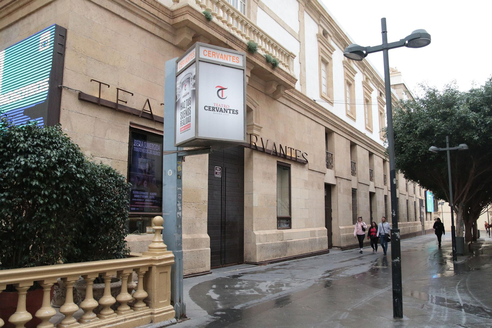 Así de espectaculares son los salones del Círculo Mercantil de Almería