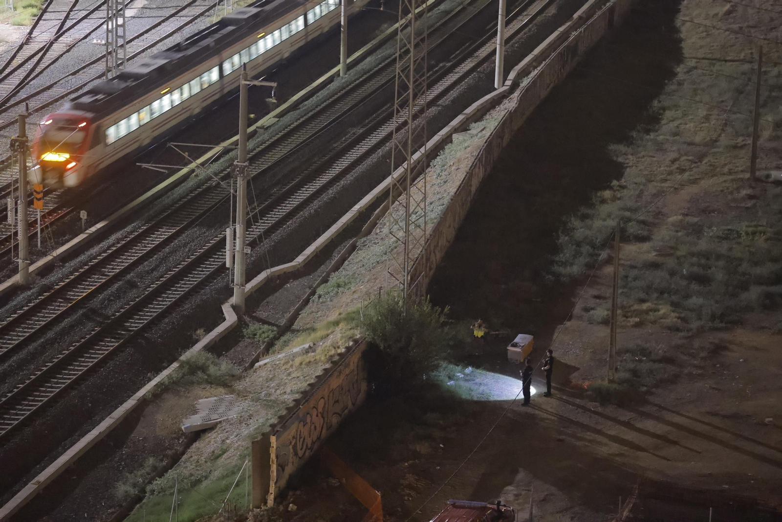 Las imágenes del dispositivo de búsqueda de la Policía y la UME para encontrar a Álvaro Prieto junto a las vías de Santa Justa